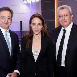 Άτομα σε εκδήλωση της Eurobank