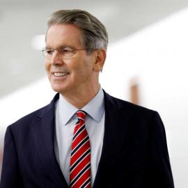 Σκοτ Μπέσεντ χαμογελάει