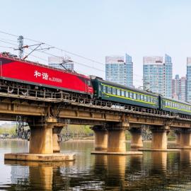 τρένο σε γέφυρα στην Κίνα