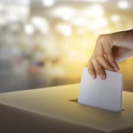 Χέρι με ψηφοδέλτιο κάλπη