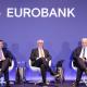 Άτομα σε εκδήλωση της Eurobank
